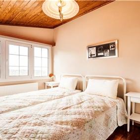 8 Bedroom villa with pool & seaview, near Acharavi, sleeps 16-18